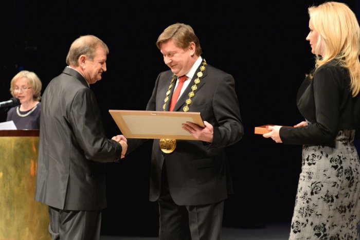 Ilustračný obrázok k článku Ocenenie osobností Košického kraja aj pre Rožňavčanov: Komu sa ušlo tejto pocty?