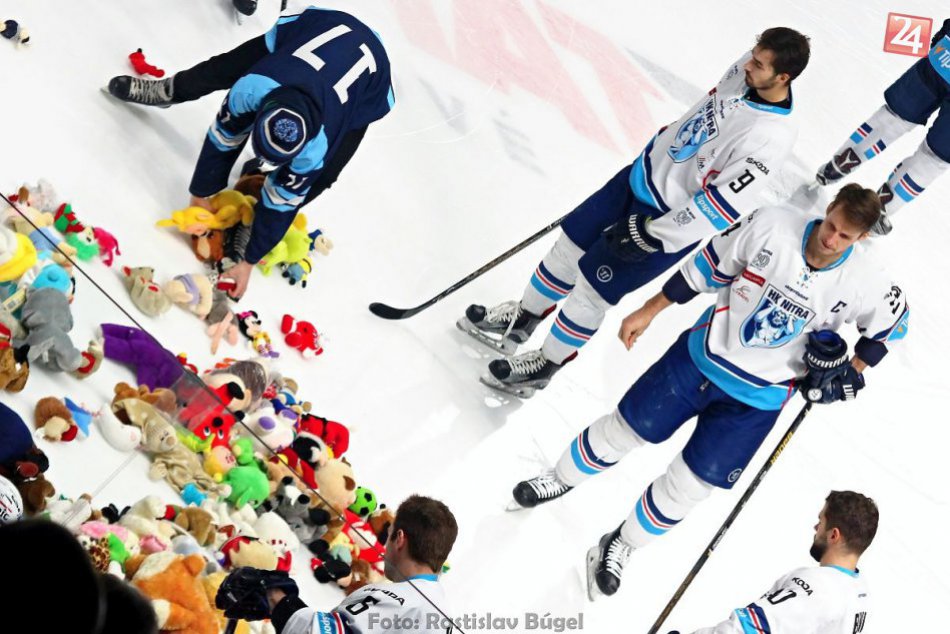 Ilustračný obrázok k článku FOTO a VIDEO: Na nitrianskom zimnom štadióne pršali plyšové hračky