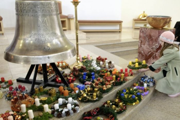 Ilustračný obrázok k článku Adventný veniec vznikol v Drsnom dome. Postarali sa o to zvedavé otázky detí