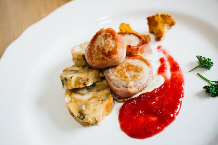 Ilustračný obrázok k článku Redakcia radí: Panenka v prosciutte s hubovou omáčkou a brusnicami