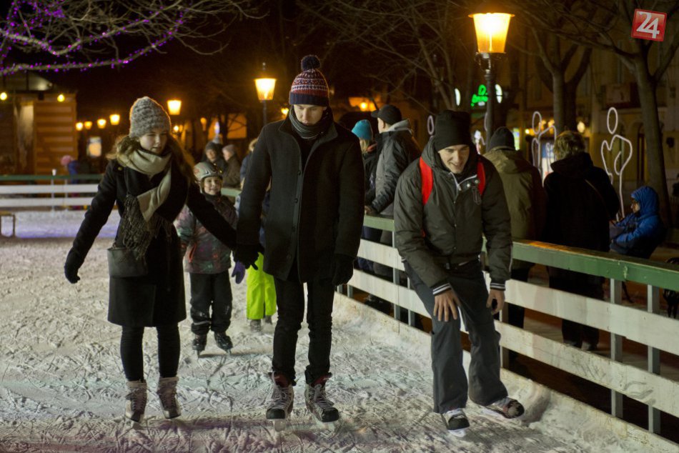 Ilustračný obrázok k článku V centre Prievidze na korčuliach: Na námestí vyrástla ľadová plocha