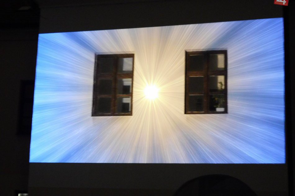 Ilustračný obrázok k článku Oči okoloidúcich sa nešli vynadívať: Nevšedná projekcia na trnavskej radnici, VIDEO