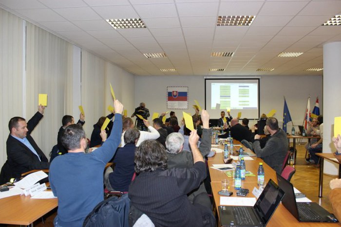 Ilustračný obrázok k článku Mimoriadne o odpadoch a parkovaní