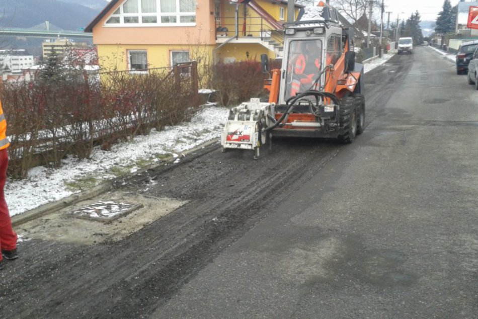 Ilustračný obrázok k článku Úpravy na Tajovského ulici: Práce zatiaľ nezastavil ani sneh, FOTO