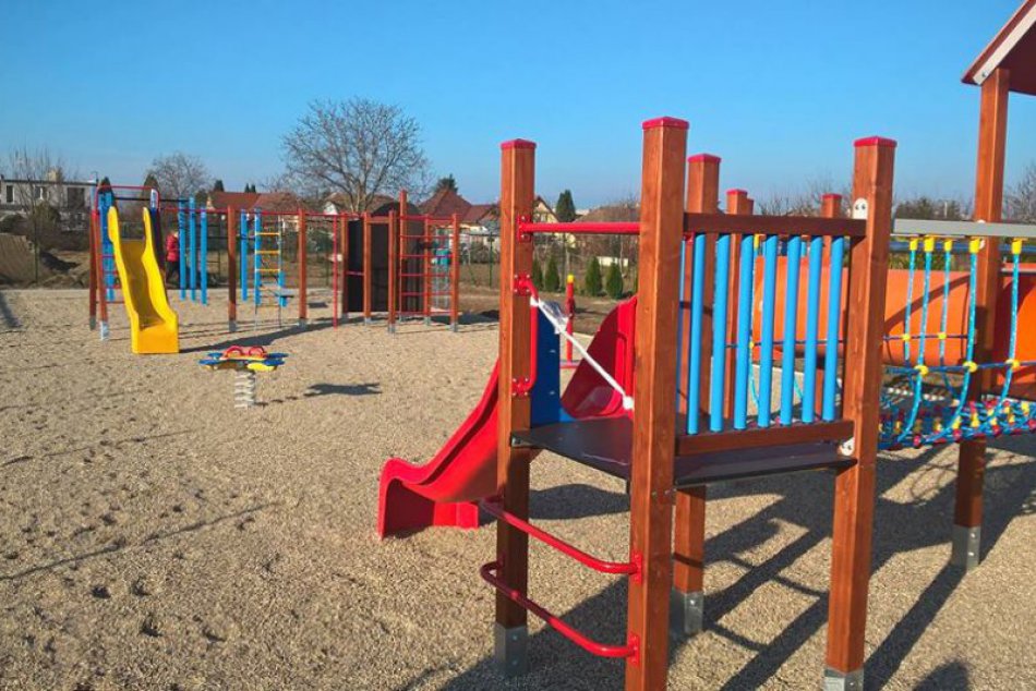 Ilustračný obrázok k článku Najmenší Hlohovčania sa môžu radovať: V meste pribudlo nové detské ihrisko, FOTO
