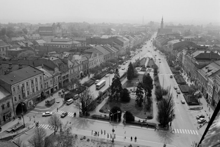 Ilustračný obrázok k článku Pohľad na Prešov z výšky pred rokmi: Takto vyzerala Hlavná ulica za socíku! FOTO