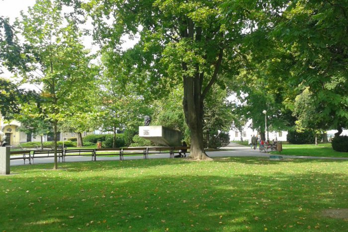 Ilustračný obrázok k článku Čo s historickým zábradlím z parku na námestí? Toto si myslia Zvolenčania