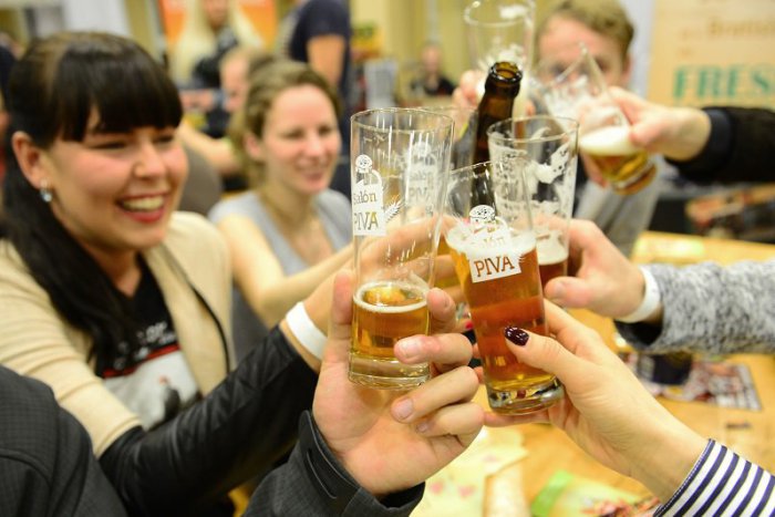 Ilustračný obrázok k článku TIPY pre milovníkov zlatého moku. Kde zapiť s kolegami starý rok?