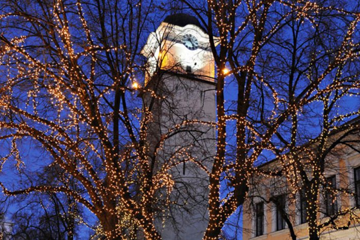 Ilustračný obrázok k článku Nový magnet koloritu popradského námestia: Radnica zmenila zvonkohru