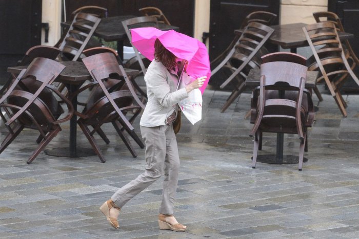 Ilustračný obrázok k článku Bystrický okres potrápi silný vietor. V týchto časoch pred ním varuje výstraha