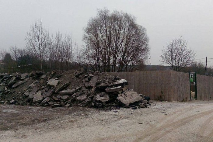 Ilustračný obrázok k článku FOTO: Sťažnosti Brezňanov vypočuté. Útulok Tuláčik oddeľuje protihluková bariéra