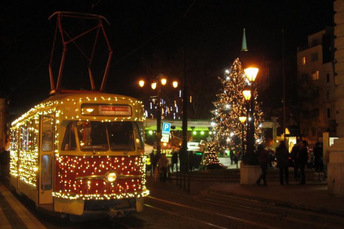 Ilustračný obrázok k článku Slávnostná jazda po Bratislave. Rozžiarené električky spestria adventný čas v meste