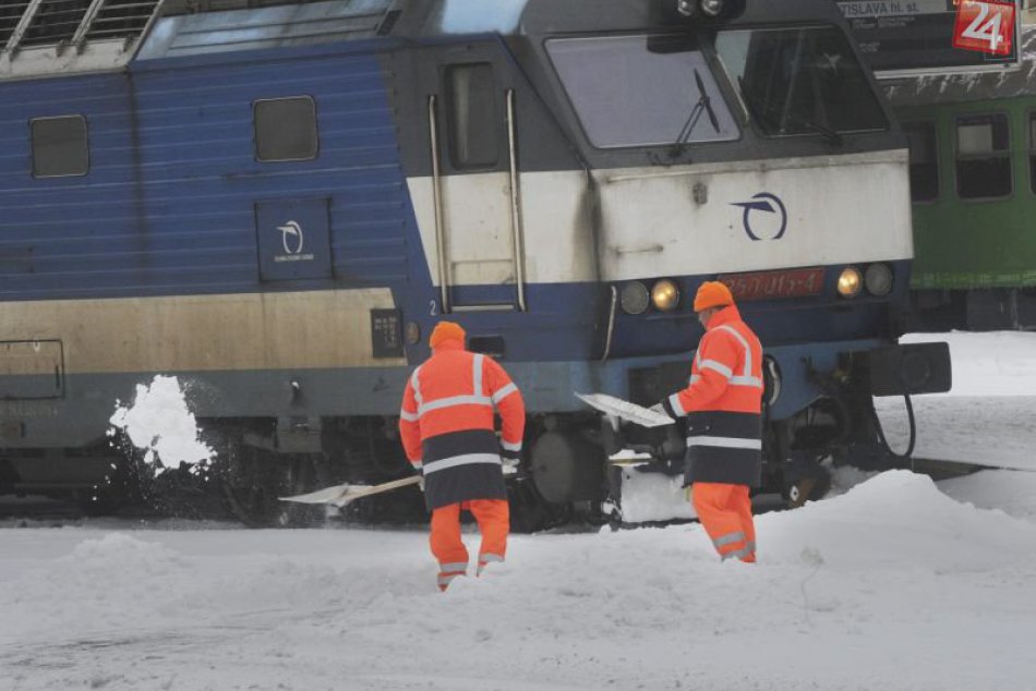 Ilustračný obrázok k článku Rýchlik prechádzajúci Žilinou vrazil do stromu: Zranený rušňovodič aj meškania!