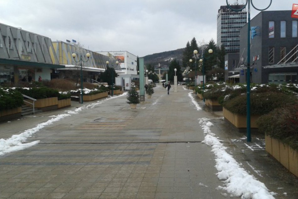 Ilustračný obrázok k článku Ďalšia časť vianočného mestečka: Centrum Považskej je hneď krajšie, FOTO