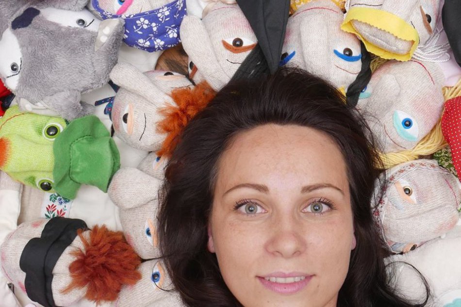 Ilustračný obrázok k článku Žije pri Trnave a vyrába hračky našich babičiek: Elenine maňušky učarujú aj dnes