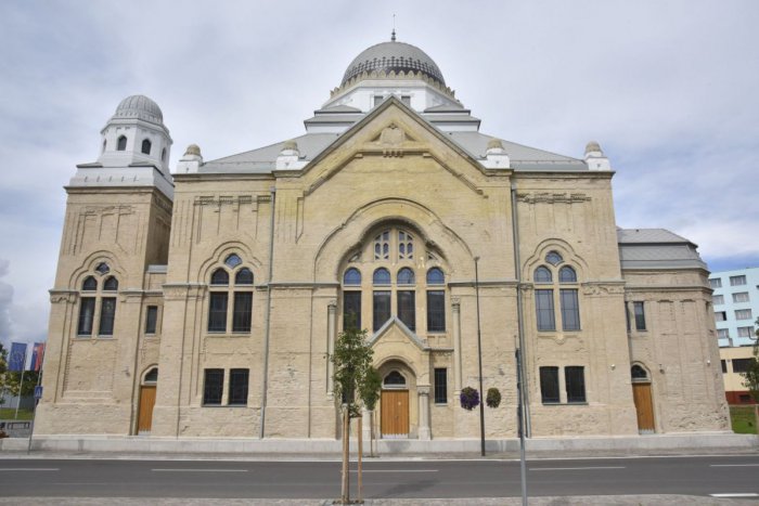 Ilustračný obrázok k článku Synagóga opäť zabrala. Lučenec je vďaka klenotu mesta na adventnej mape