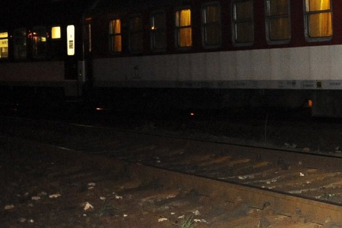 Ilustračný obrázok k článku Rozbité okná na rušni i vozňoch, poškodené autá: Rýchlik z Humenného narazil do stromu!