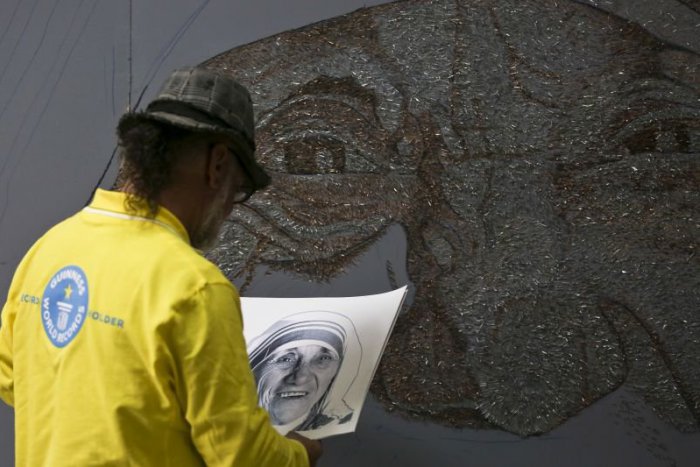 Ilustračný obrázok k článku KURIOZITA DŇA: Ploty proti utečencom má "zbúrať" Matka Tereza zo spiniek