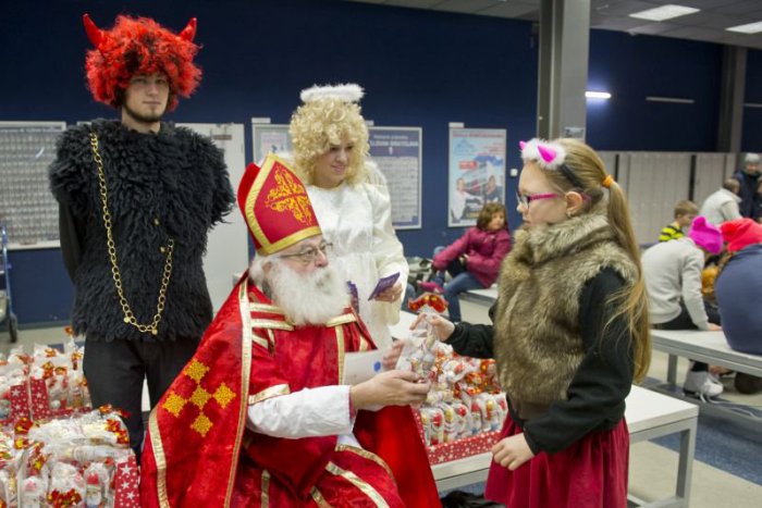 Ilustračný obrázok k článku Z hrobky sv. Mikuláša sa šíri vôňa. Čo viete o štedrom deduškovi, anjelovi a čertovi?