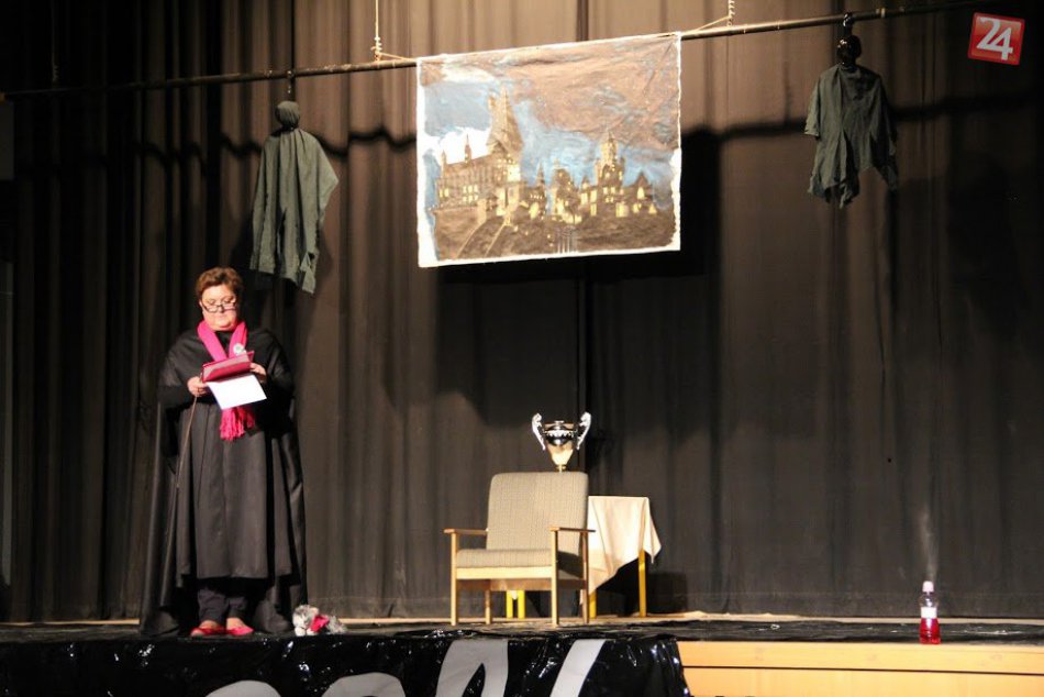 Ilustračný obrázok k článku FOTO: Kabu bystrického gymnázia v čarodejníckom duchu. Príhovor riaditeľky nemal chybu