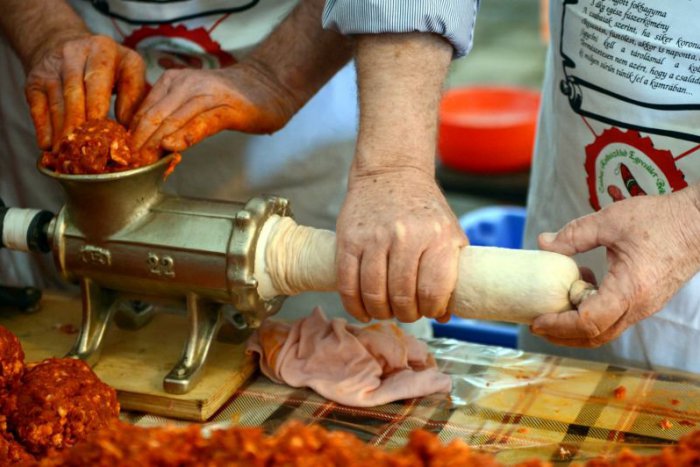 Ilustračný obrázok k článku Z REGIÓNOV: Michalovčania brúsia nože, čaká ich tradičná zabíjačka