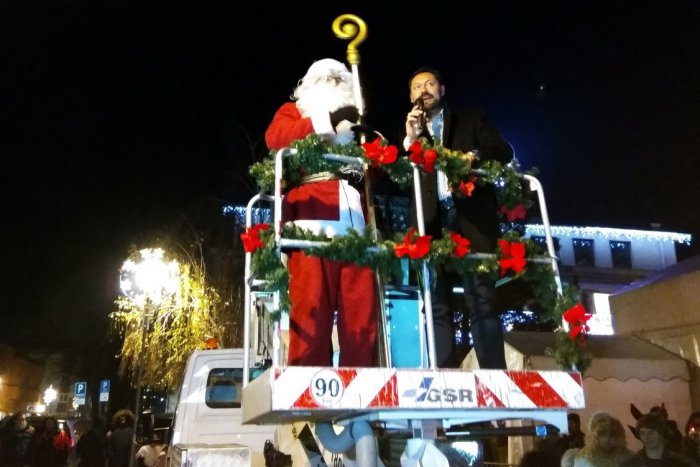 Ilustračný obrázok k článku Mikuláš v Nových Zámkoch priniesol peknú show: Deti si užili i ohňostroj, FOTO