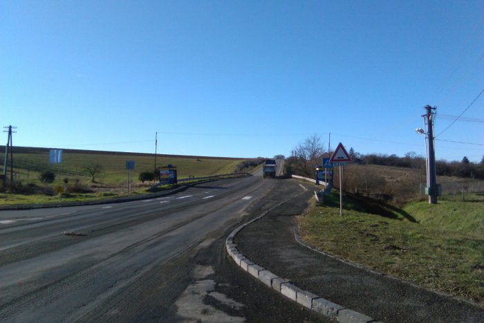 Ilustračný obrázok k článku FOTO: Rozhorčenie lučeneckých vodičov. Bude sfrézovaná cesta bez značenia?