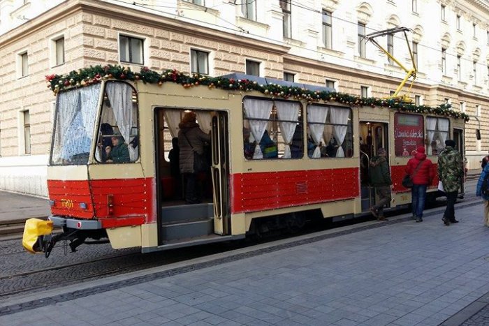 Ilustračný obrázok k článku V električke ako v obývačke. Užite si slávnostnú predvianočnú jazdu po Bratislave