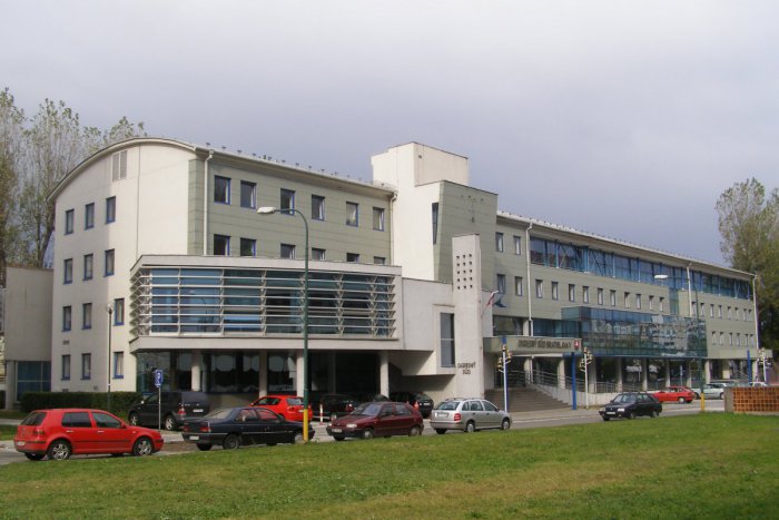 Ilustračný obrázok k článku MIMORIADNA SPRÁVA: Evakuácia Okresného súdu v Petržalke. Dôvodom bol podozrivý balík