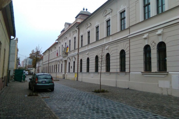 Ilustračný obrázok k článku Vstup pri lučeneckej Radnici upravujú. Má dôstojnejšie reprezentovať mesto