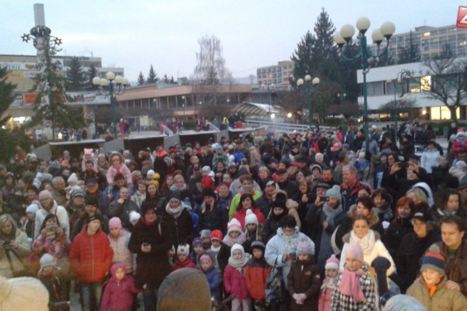 Ilustračný obrázok k článku VIDEO a FOTO: Považskobystrický vianočný stromček sa rozžiaril do krásy