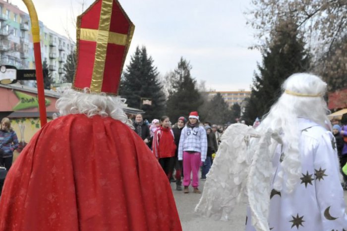 Ilustračný obrázok k článku Súrodenecké trio: Mikuláš zabával starenku, anjel zatiaľ kradol