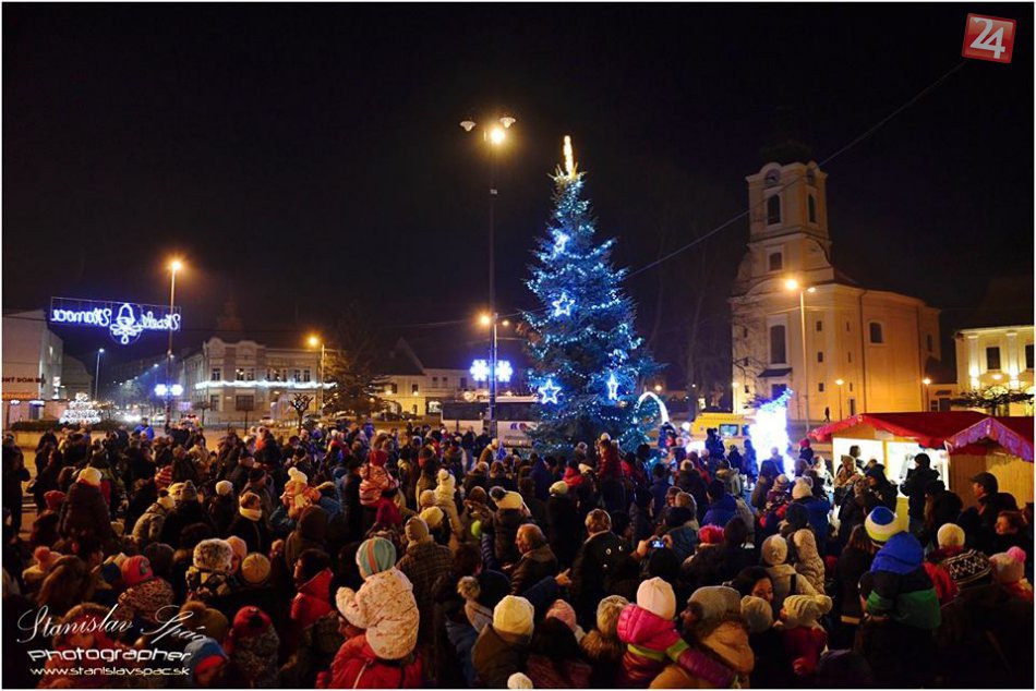 Ilustračný obrázok k článku FOTO: Brezno ožilo vianočnou atmosférou. Mikuláš rozžiaril stromček aj detské oči