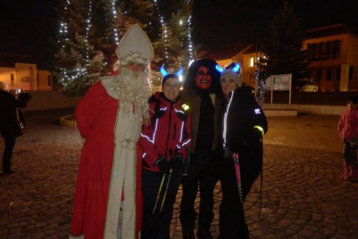 Ilustračný obrázok k článku Foto: Mikulášska nádielka v Dobšinej, nechýbal ani večerný nordic walking