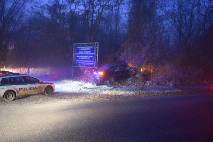 Ilustračný obrázok k článku Naháňačka ako z filmu. Muža na Audi zastavila až havária a streľba polície