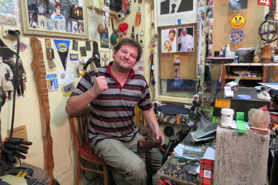Ilustračný obrázok k článku Michalovský obuvník Gabriel: Dodnes opatruje vyše 50 rokov staré topánky! FOTO