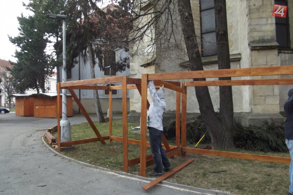 Ilustračný obrázok k článku Milovníci vianočných trhov v Hlohovci sa môžu tešiť: FOTO zo záverečných príprav!