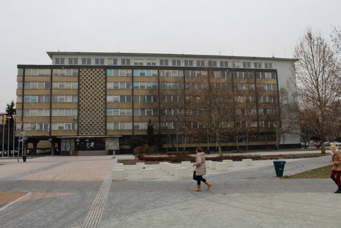 Ilustračný obrázok k článku FOTO: Kuriózna transakcia v Lučenci. Prečo mesto predalo Okresný úrad?