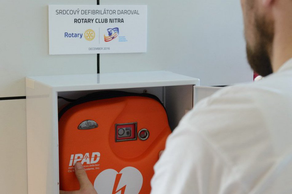 Ilustračný obrázok k článku Novinka na viacerých futbalových štadiónoch: Pribudnú externé defibrilátory