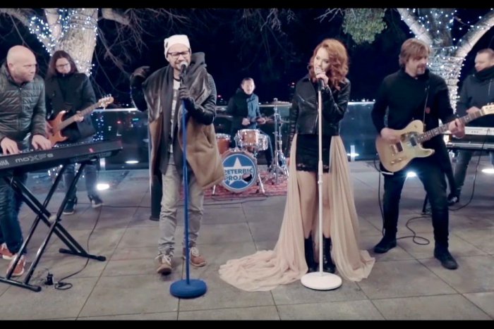 Ilustračný obrázok k článku Zimný hit populárnej kapely z Košíc: Klip ozvláštnil Lipa či Binďo, VIDEO