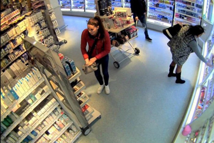 Ilustračný obrázok k článku V drogérii ukradli tovar za 1770 eur, podozrivé sú dve ženy a jeden muž