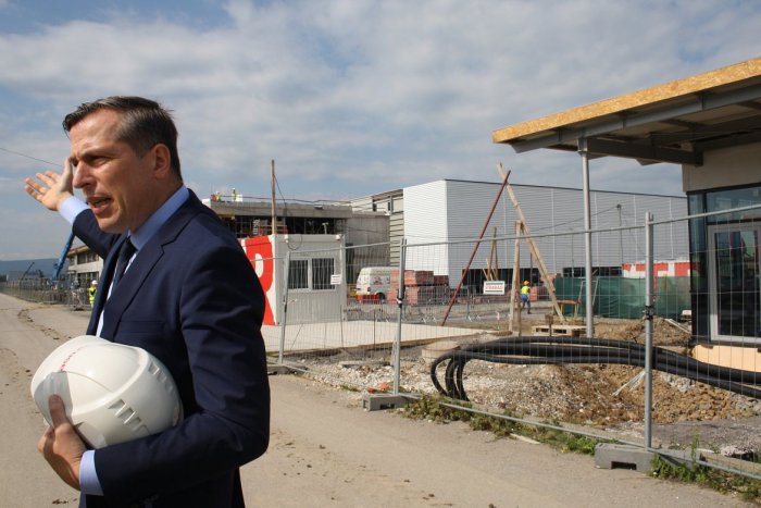 Ilustračný obrázok k článku Prievidzský Brose už hovorí o práci pre 2200 ľudí: Ako sa pohol projekt?