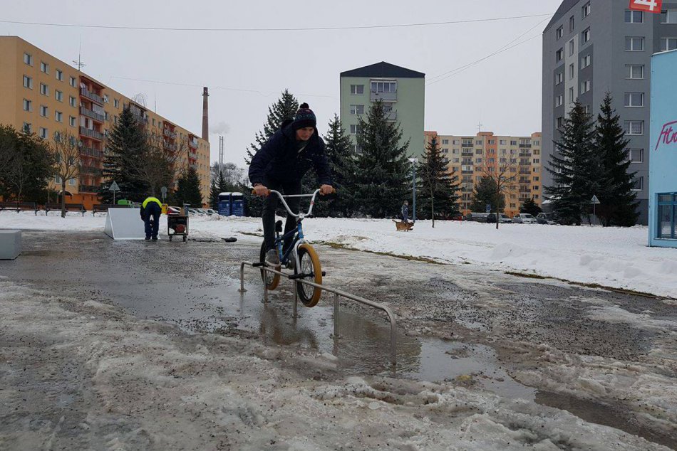 Ilustračný obrázok k článku Dobrá správa pre športovcov: Na Podbrezinách pribudol nový skatepark, FOTO