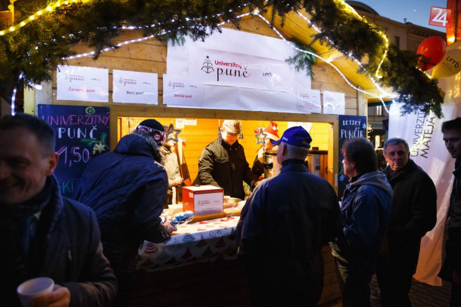 Ilustračný obrázok k článku FOTO: Vedenie UMB v netradičnej úlohe. Predajom punču pomohlo krásnou sumou