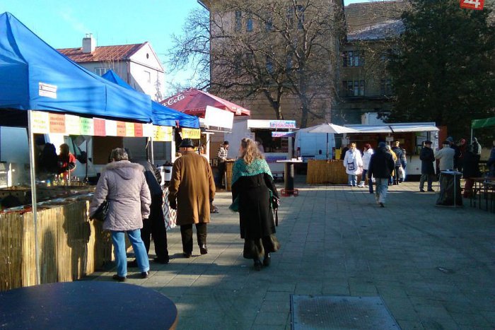 Ilustračný obrázok k článku FOTO: Lučenec ožil trhmi. Za koľko si pochutíte na punči, medovine či klobáse?