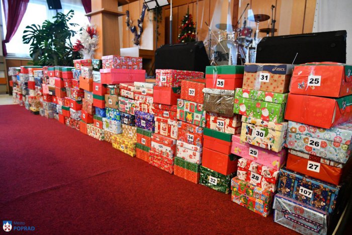 Ilustračný obrázok k článku V Poprade potešili 200 detí z rodín v núdzi: Úradníci odovzdávali darčeky