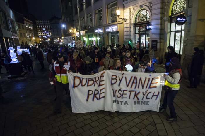 Ilustračný obrázok k článku V centre Bratislavy sa konal lampiónový sprievod za domov pre každého