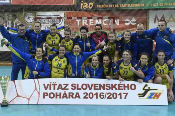 Ilustračný obrázok k článku Pohár je v našich rukách: Michalovské hádzanárky triumfovali v Slovenskom pohári