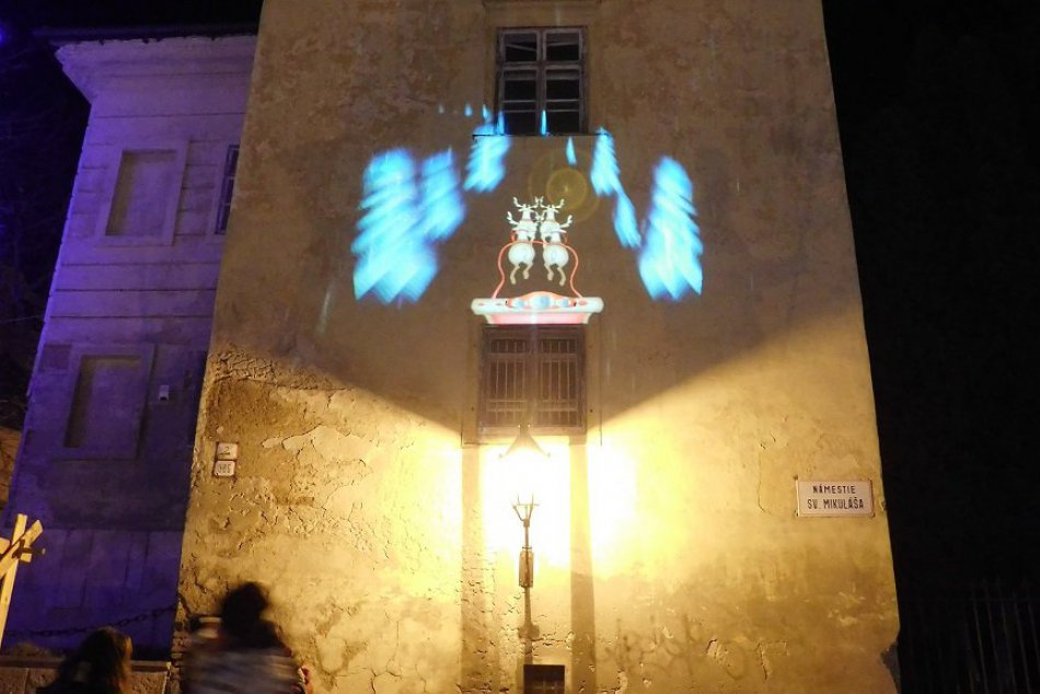Ilustračný obrázok k článku Trnava zažila zaujímavú premiéru: Ľudí na námestí zlákala svetelná atrakcia, VIDEO