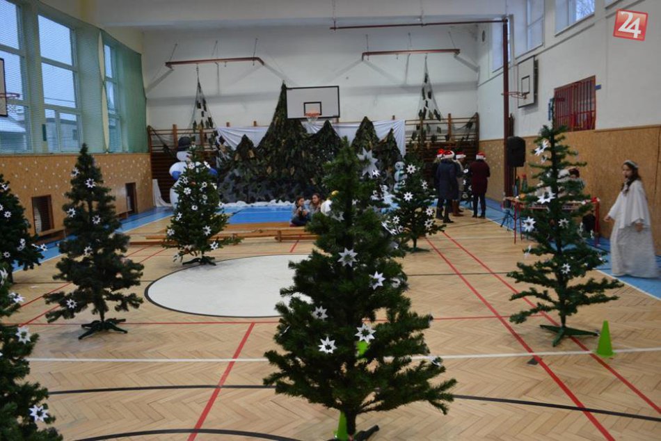 Ilustračný obrázok k článku Popletené Vianoce v Michalovciach: Stromček zdobil veľkonočný zajac